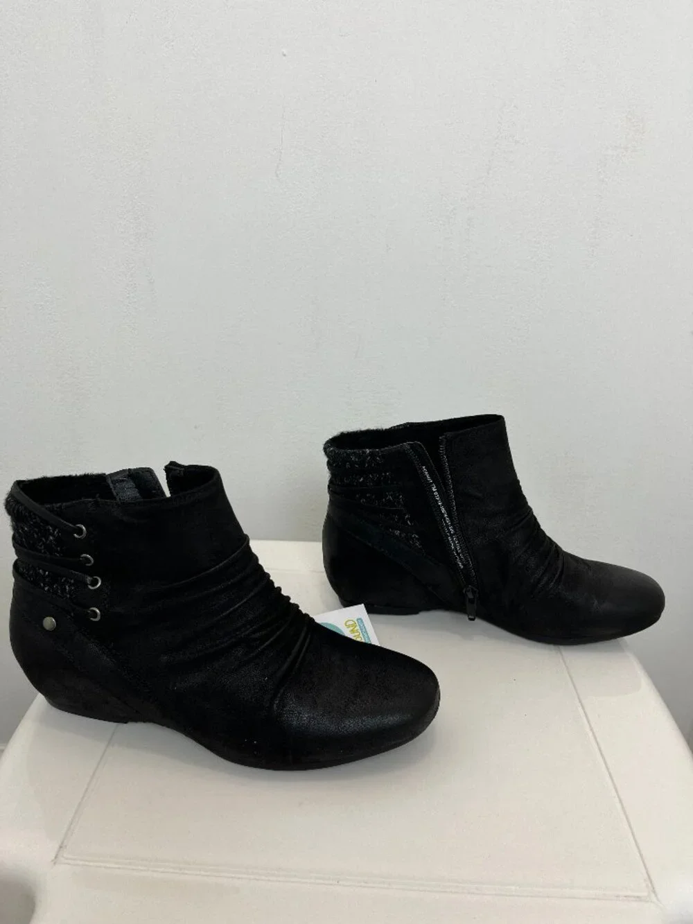 Baretraps Women Black Wedge Ankle Booties Boots 7M Peanut Side Zip Cushion New